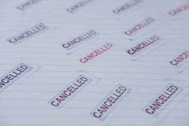 Ofis ekipmanları masa arkasında