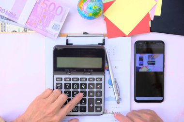 Ofis ekipmanları ve borsa ile üst görünüm çalışma alanı 