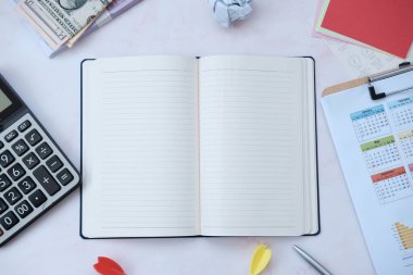 Üst görünüm çalışma alanı ofis ekipmanları ve metin için boş alan 