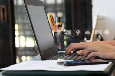 Dizüstü bilgisayar ve yönetim dijital veri kavramını kullanan adam