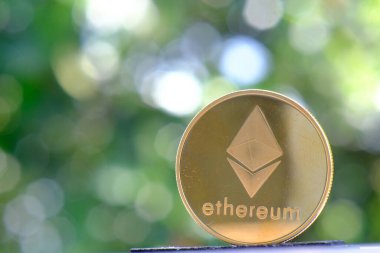 Masada ve dijital para birimi konseptinde kripto para birimi Ethereum Sikkeleri