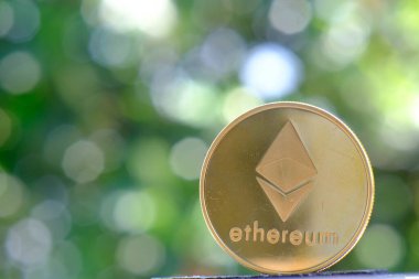 Masada ve dijital para birimi konseptinde kripto para birimi Ethereum Sikkeleri