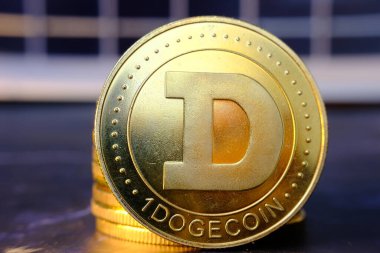 Masa ve dijital para birimi para konseptinde kripto para sikkeleri, kripto para birimi piyasası, Kripto para birimi finans sistemleri konsepti