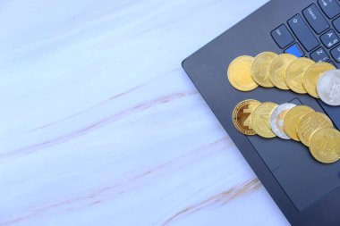 Masa ve dijital para birimi para konseptinde kripto para sikkeleri, kripto para birimi piyasası, Kripto para birimi finans sistemleri konsepti