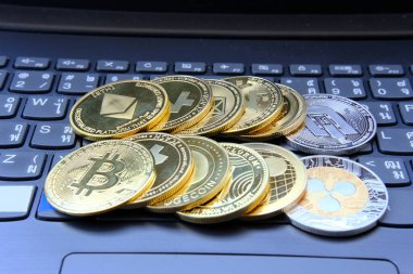 Masa ve dijital para birimi para konseptinde kripto para sikkeleri, kripto para birimi piyasası, Kripto para birimi finans sistemleri konsepti