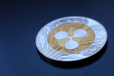 Masa ve dijital para birimi para konseptinde kripto para sikkeleri, kripto para birimi piyasası, Kripto para birimi finans sistemleri konsepti