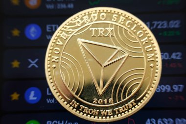 Tablo ve dijital para birimi konsepti üzerinde kripto para birimi Tron (TRX) sikkesi