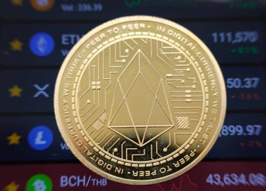 Tablo ve dijital para birimi para kavramında EOS.IO Kripto para birimi