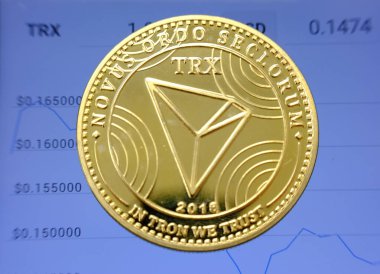 Tablo ve dijital para birimi konsepti üzerinde kripto para birimi Tron (TRX) sikkesi