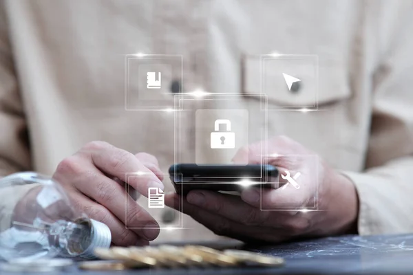 在线数据保护和信息安全概念 网络安全 从事智能手机业务的商人 选择虚拟屏幕上的图标安全 — 图库照片