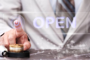 Sanal ekranda iş adamı elle açma düğmesine basar. açık ekran konsepti, metin için boş alan, teknoloji dokunmatik sanal ekran konsepti