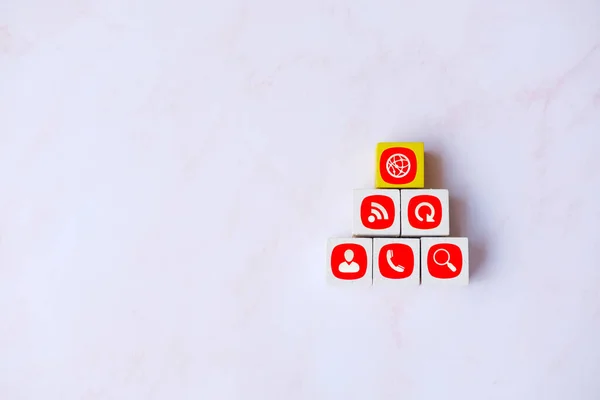 白い背景に赤と白のシンボルを持つ木製の立方体 — ストック写真
