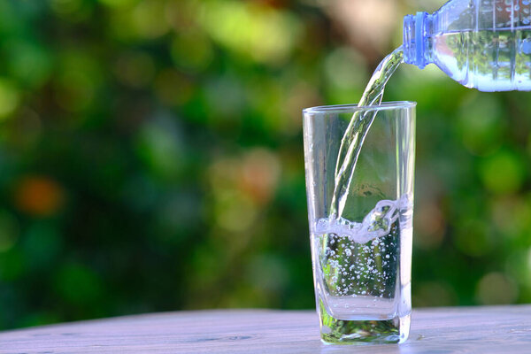 Наливание воды в стакан
