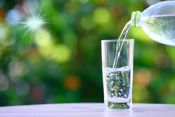 Wasserspritzer Glas Auf Dem Tisch — Stockfoto