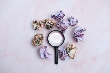 Beyaz arka planda büyüteç ve iş büyümesi ve başarılı