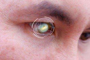 İnsan gözü ve yüksek teknoloji konsepti, büyük veri ve dijital dönüşüm teknolojisi stratejisi, iş süreçlerinin ve verilerin dijital hale getirilmesi, gelecekte yüksek teknolojiler