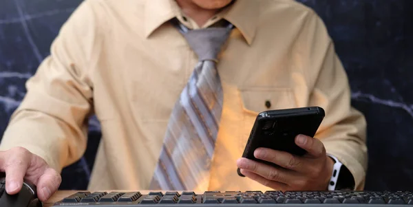 Hombre Utilizar Una Tableta Teléfono Móvil Concepto Compras Línea — Foto de Stock