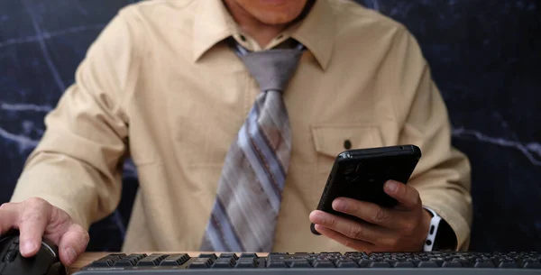 Joven Hombre Negocios Con Smartphone Tableta — Foto de Stock