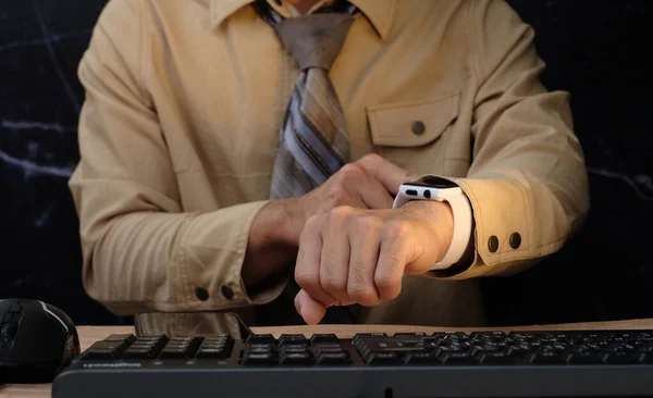 Hombre Usando Reloj Inteligente Oficina — Foto de Stock