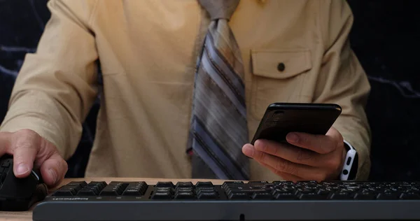 Hombre Negocios Usando Teléfono Móvil Con Tarjeta Crédito Calculadora Sobre — Foto de Stock