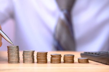 Masa arkaplanı ve iş veya finans tasarruf parası, finans ve bankacılık paralarının reklamları, masa arkasına istiflenmiş altın paralar