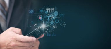 Yatırımcı ve müşteri üzerinde küresel ağ bağlantısında akıllı telefon kullanan işadamı gelecekte veri alışverişi ve iş geliştirme, sanal ekran ve ofis mavisi arka planda simgeler