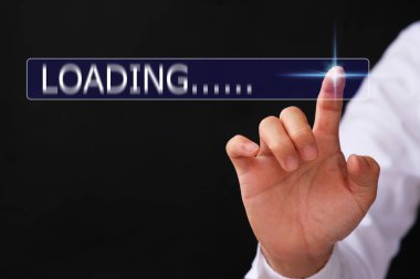 İş adamı el bilgisayarı yüklemesi İnternet Veri Bilgisi Sanal tarama kavramı