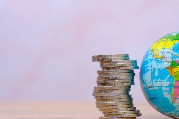 Para biriktirme kavramı, madeni para biriktirme arka planı, reklam paraları ve bankacılık