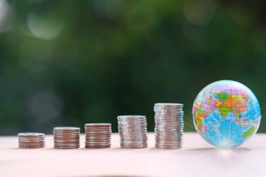 Tasarruf kavramı - para çantası masada, ve iş büyüme kavramı, finans ve yatırım conce