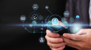 Akıllı telefon kullanan bir iş adamı. İnternet bankacılığı, ödemeler, dijital pazarlama. Finans ve bankacılık ağı. Çevrimiçi alışveriş ve simge müşteri ağı bağlantısı, siber güvenlik kavramı