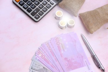 Hesap makineli para çalışma alanı ve tasarruf para ve iş büyüme kavramı, finans ve yatırım kavramı