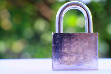 Kişisel verilerin korunması için masa arkaplanı ve iş güvenliği kavramına asma kilit