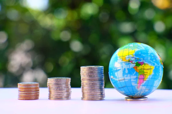 Ahorro Dinero Concepto Apilamiento Monedas Con Globo Fondo Bokeh Verde — Foto de Stock