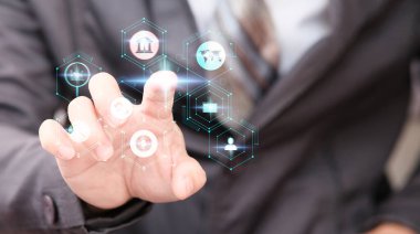 İş adamı büyüme grafiği müşterisi, dijital pazarlama, bankacılık ve ödeme ile ikon ağ bağlantı verilerine çevrimiçi olarak dokunuyor.