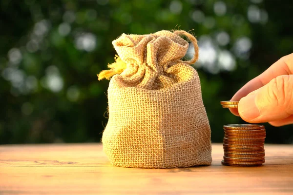 Primer Apilado Monedas Fondo Mesa Negocios Finanzas Que Ahorran Dinero —  Fotos de Stock