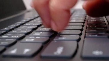 Masa ve iş konsepti üzerinde klavye yazan parmaklar, makro klavye indirme