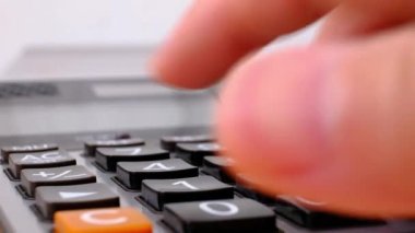 Hesap makinesi, işletme ve finans konsepti, tasarruf konsepti, reklam paraları ve bankacılık üzerinde kapalı el tuşları