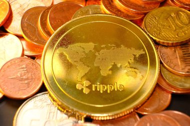 Tablo ve dijital para birimi üzerinde kripto para konsepti, kripto piyasa, kripto para birimi finans sistemleri konsepti, altın para arkaplanı