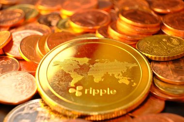 Tablo ve dijital para birimi para konseptinde kripto para sikkeleri, kripto piyasa, kripto para sistemi finansal sistem konsepti, altın para arkaplanı