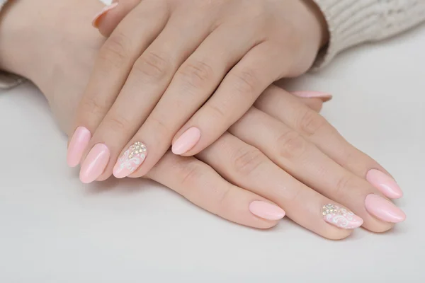 Manicure unghie rosa su sfondo bianco — Foto Stock