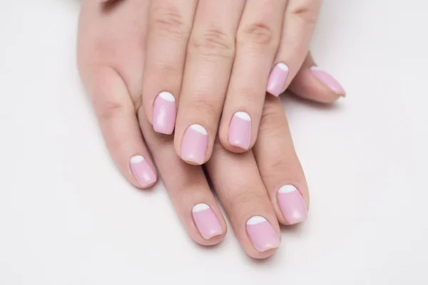 Ongles, manucure, français, ongles, beau, blanc, beauté, mains, polonais, jolie, main, femme, soins, femme, en bonne santé, fond, humain, style de vie, corps, élégant, salon, peau, bien-être, traitement, doigt — Photo