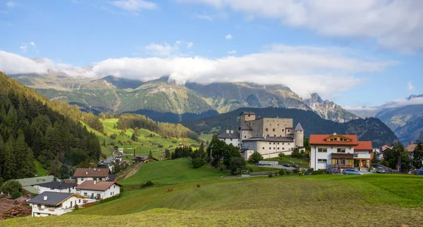 オーストリアのチロル州のLandeck地区 Naudersberg城とNauders風景 — ストック写真