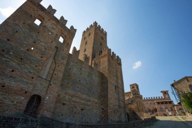 Piacenza ili, Emilia Romagna, İtalya 'nın ortaçağ şehri Castell' Arquato 'nun kalesi..