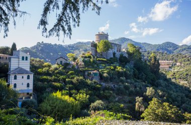 İtalya 'nın Cenova eyaletindeki Portofino' daki Kahverengi Kale manzarası.