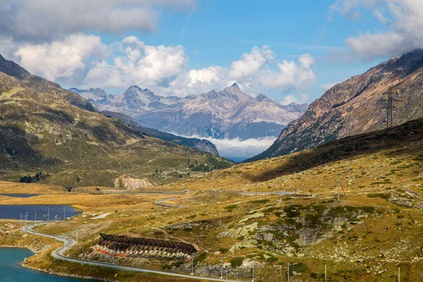 夏のイタリアとスイスの間の白い湖とバーニナ峠の風景 — ストック写真