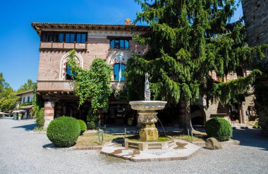 GRAZZANO VISCONTI, ITALY, AĞUSTOS 25 Ağustos 2020 - Piacenza ili, Grazzano Visconti, Emilia Romagna, İtalya.