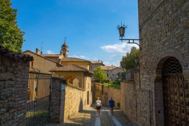 Castell 'ARQUATO, ITALY, AĞUSTOS, 25, 2020 - Piacenza, Emilia Romagna, İtalya' nın Ortaçağ kenti Castell 'Arquato' nun manzarası.