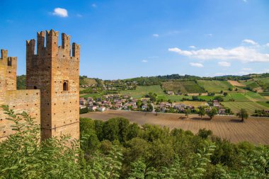 Piacenza ili, Emilia Romagna, İtalya 'nın ortaçağ şehri Castell' Arquato 'nun kalesi..