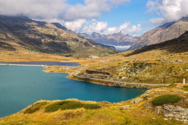 Yaz mevsiminde İtalya ile İsviçre arasındaki Beyaz Göl ile Bernina Geçidi 'nin manzarası.