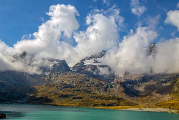 夏のイタリアとスイスの間の白い湖とバーニナ峠の風景 — ストック写真